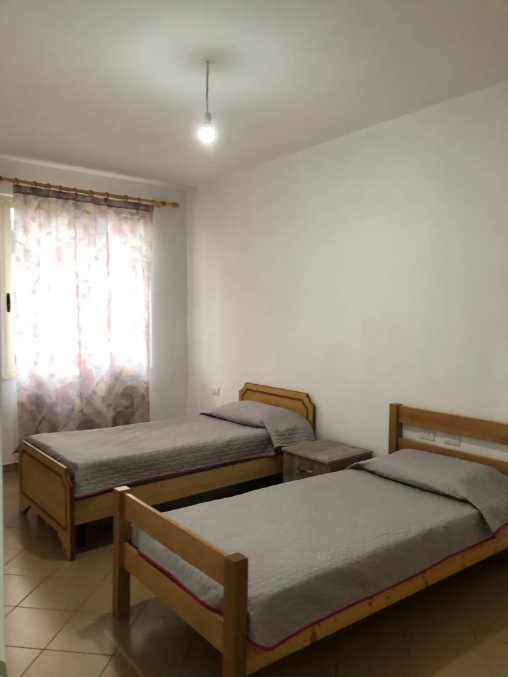 Tirane, jepet me qera apartament 2+1+Ballkon Kati 6, 400 € (Fresk)