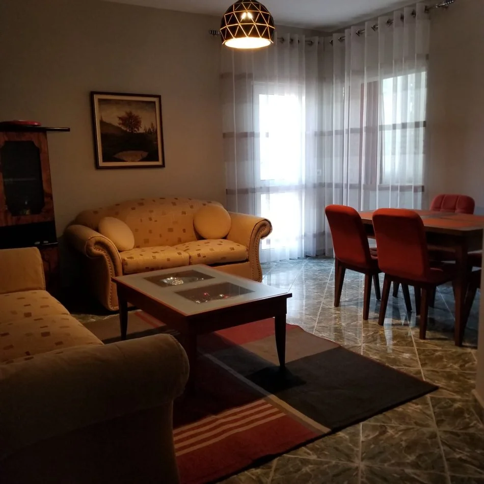 Tirane, jepet me qera apartament 2+1+Ballkon Kati 1, 90 m² 60.000 leke