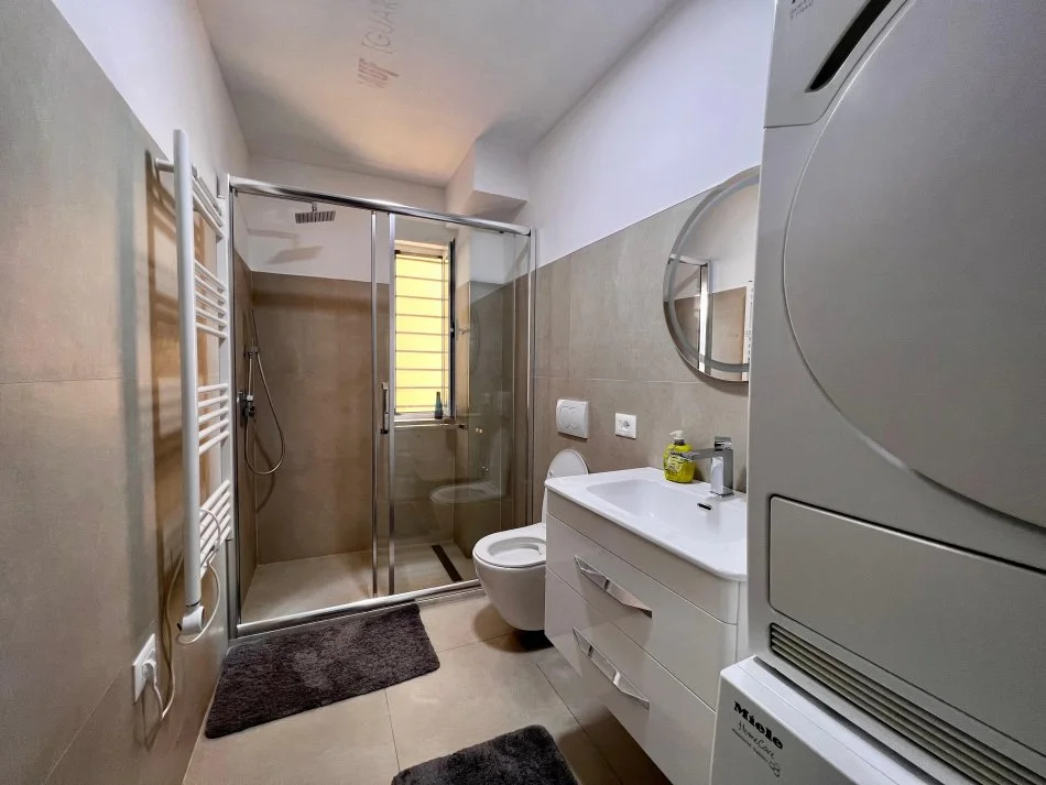 Tirane, jepet me qera apartament 2+1 Kati 5, 75 m² 500 € (Petro nini Luarasi)