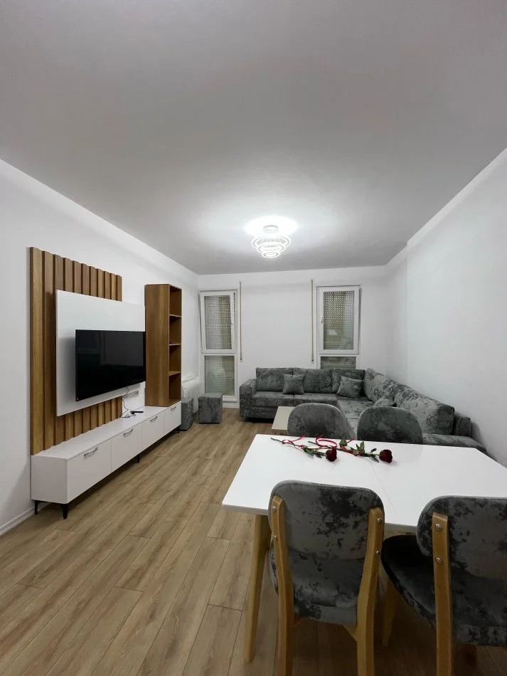 Tirane, jepet me qera apartament 2+1+Ballkon Kati 3, 94 m² 450 € (Univers City I sapomobiluar)