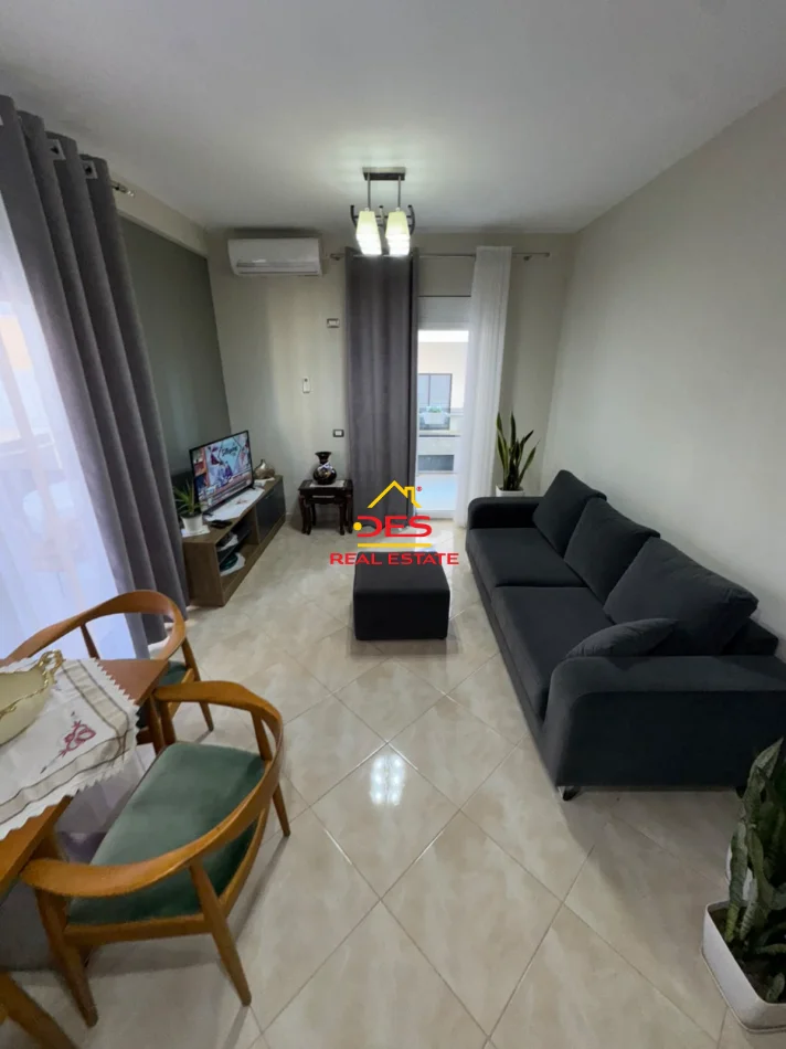 Vlore, jepet me qera apartament 2+1+Ballkon Kati 3, 90 m² 600 € (Rruga Dhimitër Konomi)