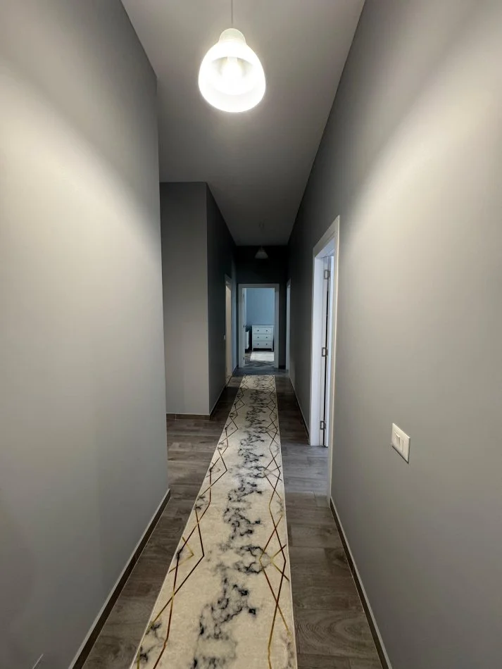 Tirane, jepet me qera apartament 3+1+Ballkon Kati 5, 135 m² 1.200 € (Square 21 Apartament 3+1+2+2+Post Parkimi Per Qera Mobilim Luksoz)