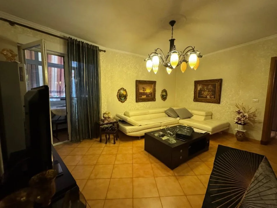 Tirane, jepet me qera apartament 1+1 Kati 5, 75 m² 700 € (air albania)