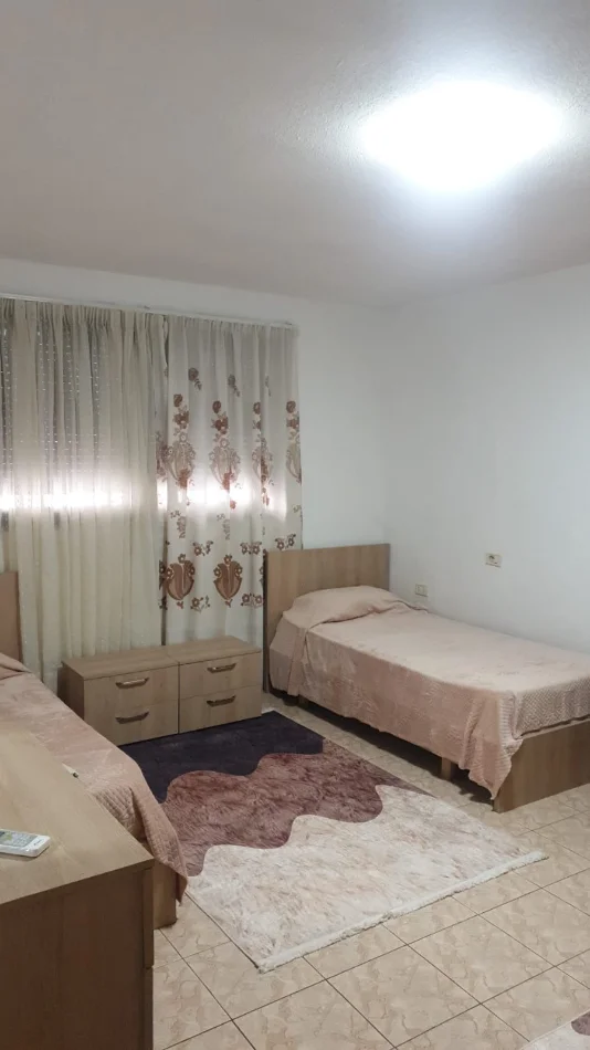 Tirane, jepet me qera apartament 2+1 Kati 4, 90 m² 600 € (Gjimnazi Petronini Luarasi)