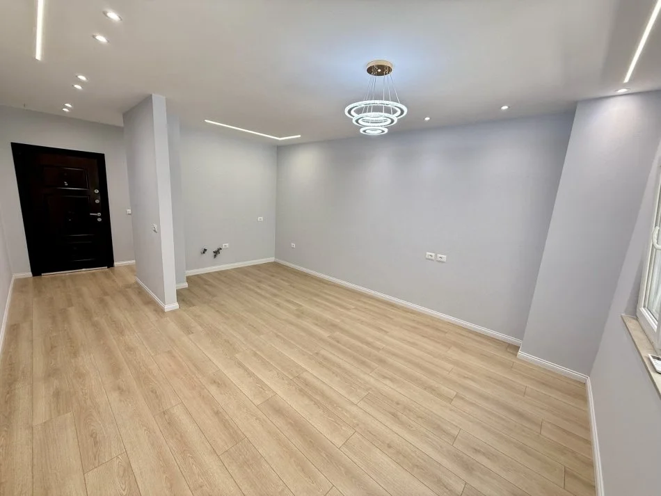 Tirane, shitet apartament 2+1+Ballkon Kati 2, 93 m² 265.000 € (Rruga Him Kolli)