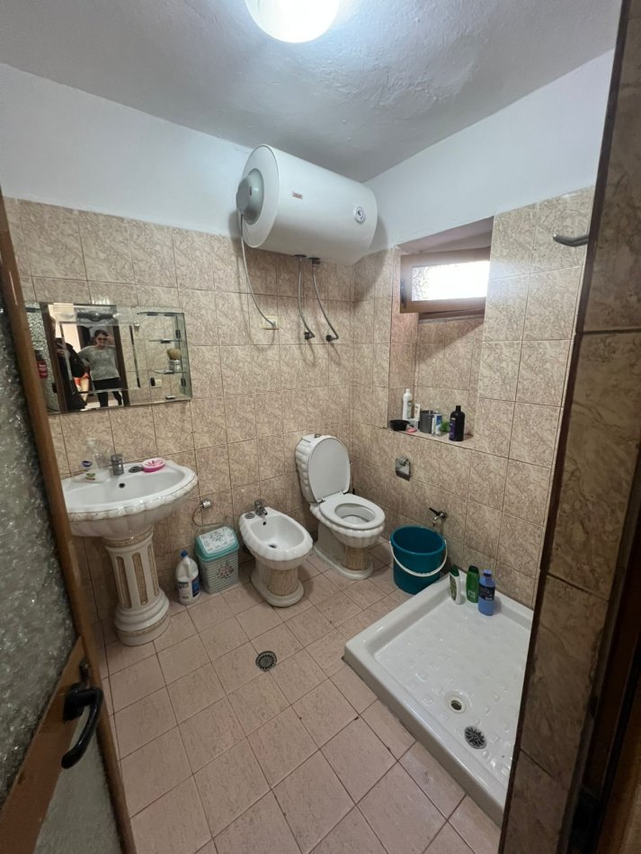 Tirane, jepet me qera apartament 2+1 Kati 1, 85 m² 750 € (Oxhaku)