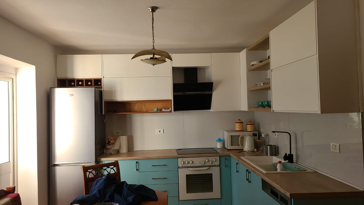 Jepet me qera Apartamenti 3+1 450 mije leke, rruga Vace Zela prane Qendres Globe.