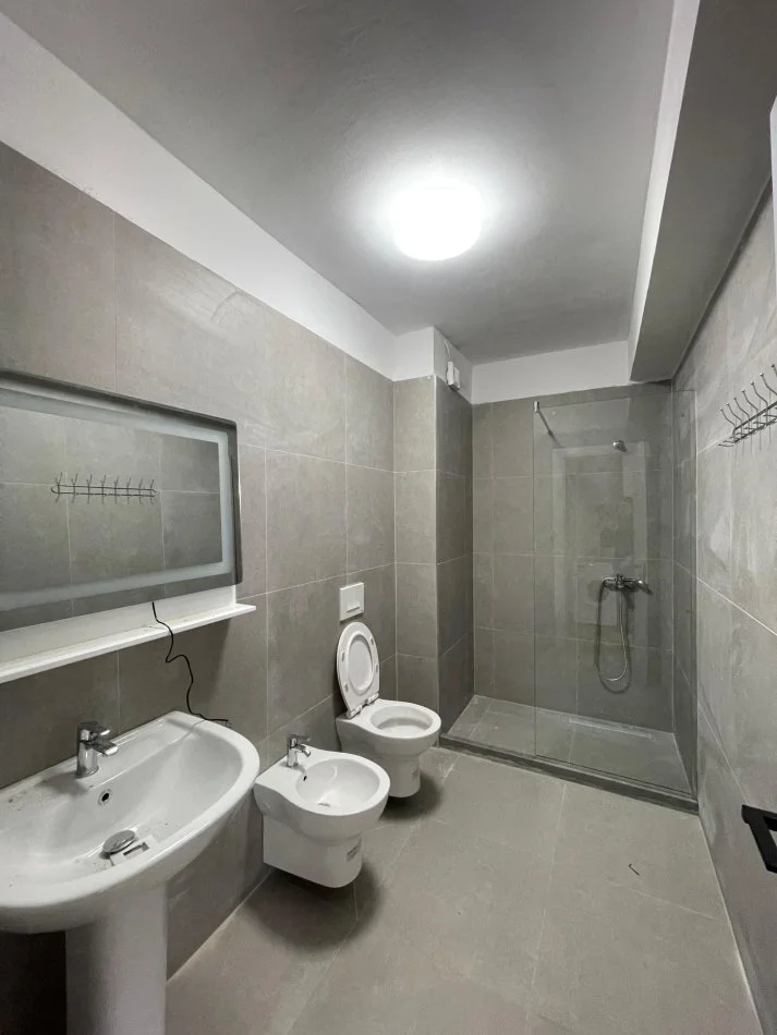Tirane, jepet me qera apartament 1+1+Ballkon+ Post Parkimi, Kati 2, 91 m² 600 € (Rezidenca Kodra e Diellit 2)