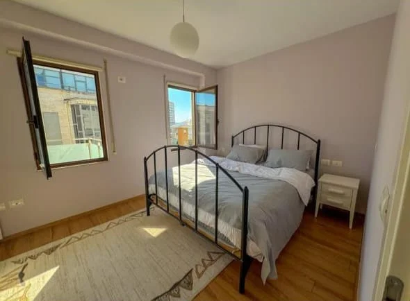 Tirane, jepet me qera apartament 2+1+Ballkon Kati 6, 110 m² 850 € 