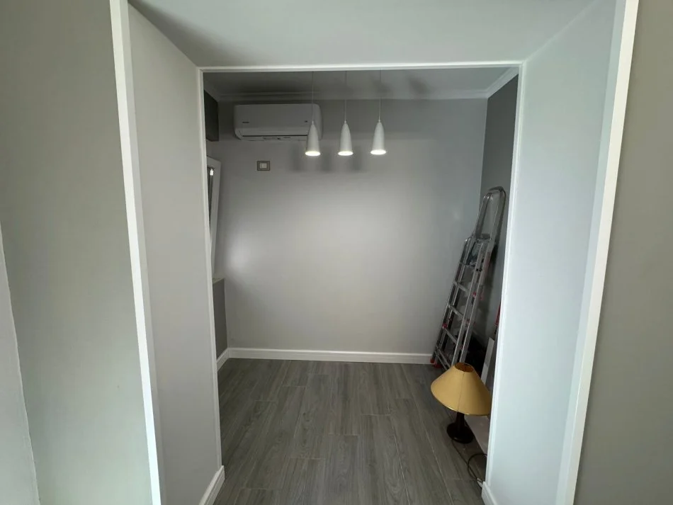 Tirane, jepet me qera zyre Kati 0, 60 m² 500 € (Pazari Ri)