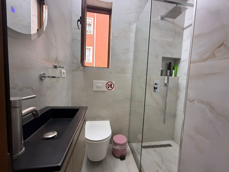 Tirane, jepet me qera apartament 1+1 Kati 4, 40 m² 500 € (Rruga Myslym Shyri)