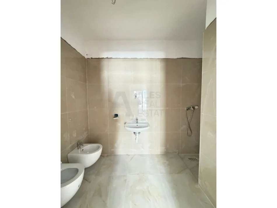 Tirane, shitet apartament 3+1+Ballkon Kati 2, 117 m² 114.000 € (Univers City)
