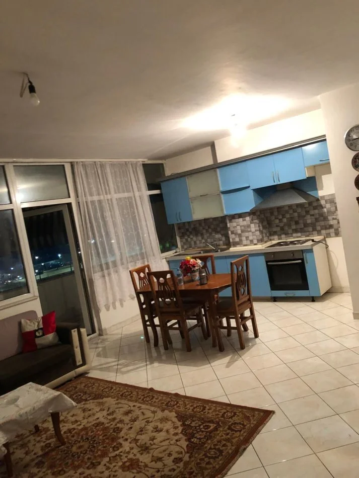 Tirane, jepet me qera apartament 2+1+Ballkon Kati 6, 110 m² 400 € (Rr.Dritan Hoxha Laprake te Intesa SanPaolo)