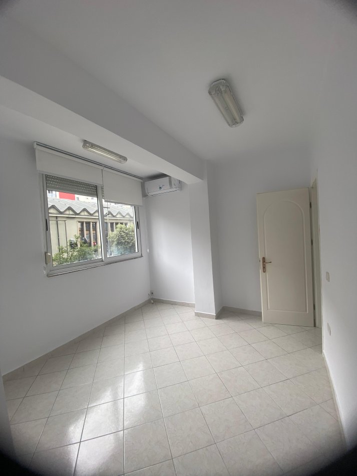 Tirane, jepet me qera zyre Kati 2, 70 m² 750 € (pranë ArTurbina)