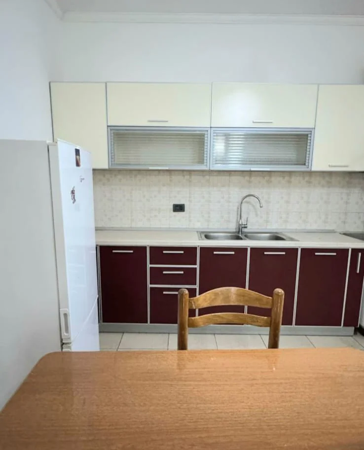 Tirane, jepet me qera apartament 1+1+Ballkon Kati 3, 78 m² 400 € (Rruga E Dibres)