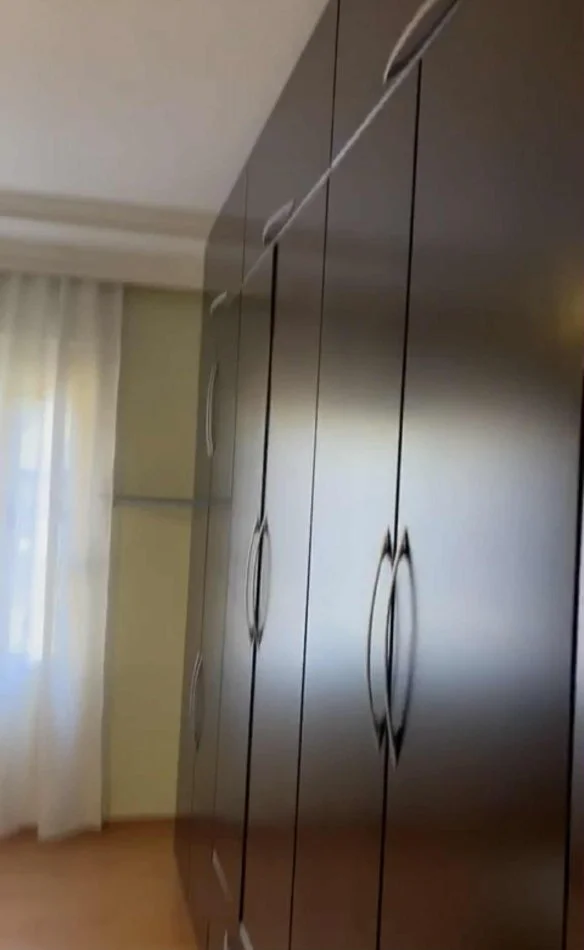 Tirane, jepet me qera apartament 1+1+Ballkon Kati 5, 74 m² 550 € (KOMUNA E PARISIT)