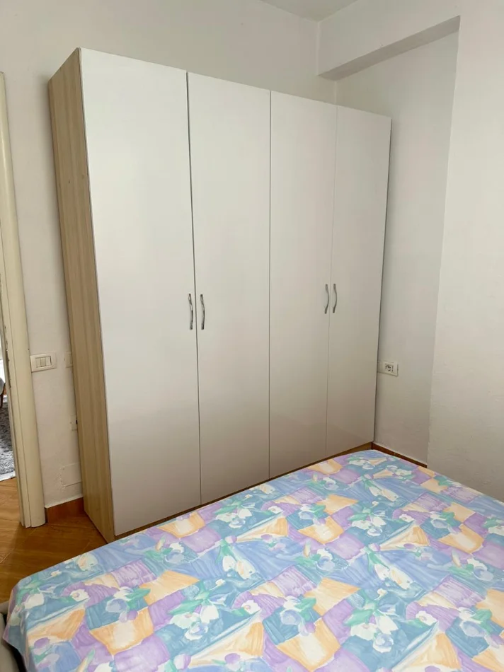 Tirane, jepet me qera apartament 1+1 Kati 1, 360 € (Loni ligori)