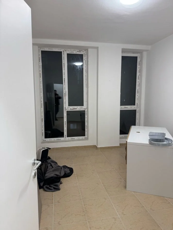 Tirane, jepet me qera ambjent biznesi Kati 1, 1.300 € (ish stacioni i trenit)