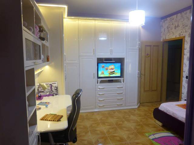 Tirane, jepet me qera apartament 3+1 Kati 2, 150 m² 900 Euro (Rruga Elbasanit)