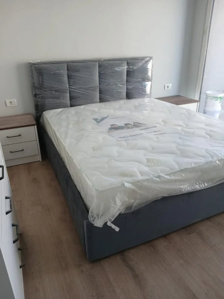 Tirane, jepet me qera apartament 1+1+Ballkon Kati 7, 65 m² 500 € (rruga 5 Maj)