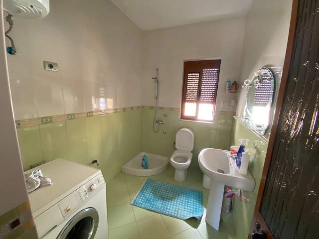Tirane, jepet me qera Vile 3+1+BLK Kati 2, 130 m² 45.000 Leke (rruga besa)