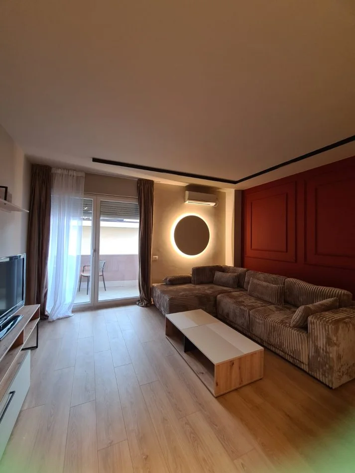 Tirane, jepet me qera apartament 1+1+Ballkon Kati 6, 68 m² 800 € (9 Katëshet)