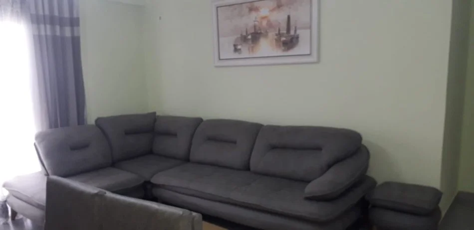 Tirane, jepet me qera apartament 2+1+Aneks+Ballkon Kati 4, 1.000 m² 400 € (Fresku)