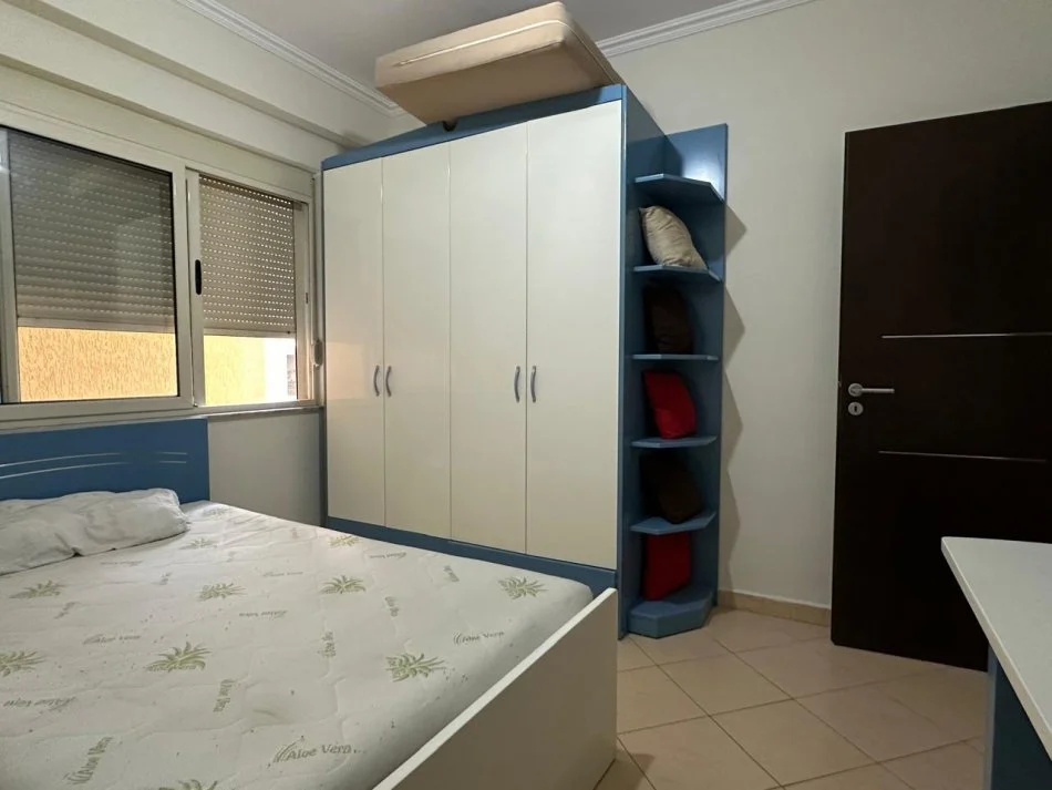 Tirane, jepet me qera apartament 3+1 Kati 1, 100 m² 400 € 