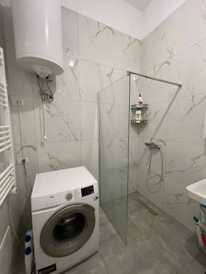 Okazion!!!! te Kompleksi Kontakt Tirane, shes apartament 1+1+Ballkon Kati 1, (Frosina Plaku