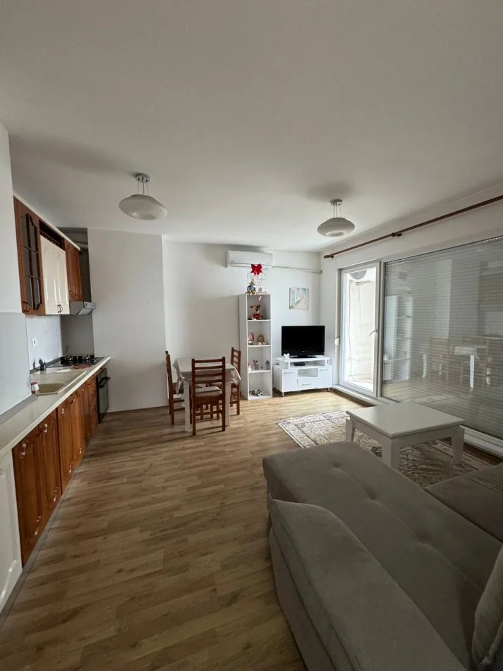 Tirane, jepet me qera apartament 1+1+Ballkon Kati 6, 60 m² 50.000 leke