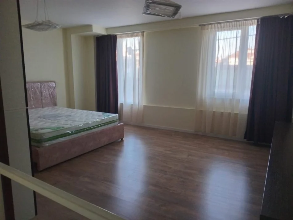 Tirane, jepet me qera apartament duplex Dublex Kati 1, 70 m² 400 € (Xhamia Selite)