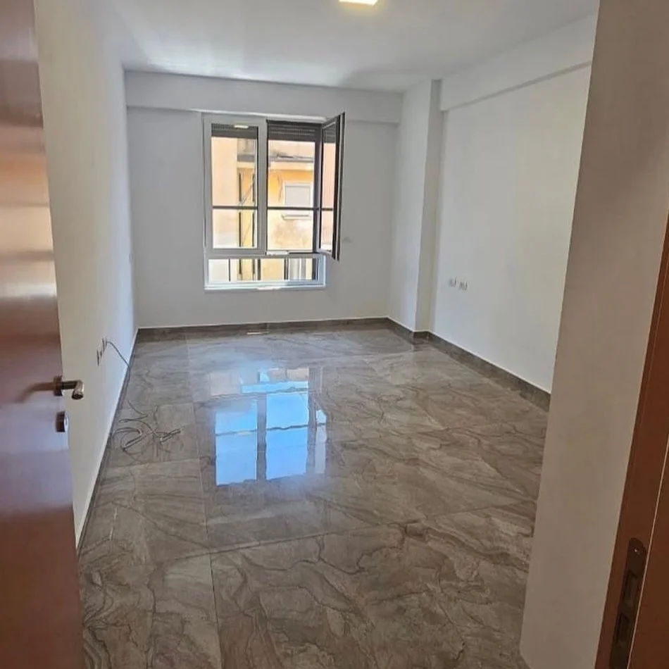 Tirane, jepet me qera zyre Kati 6, 1.000 € (Myslym Shyri)