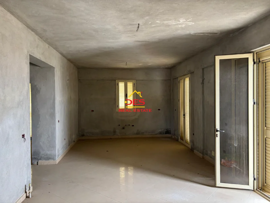 Vlore, shitet Vile Kati 0, 209 m² 220.000 € (Rruga Dhimitër Konomi)