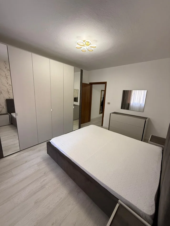 Tirane, jepet me qera apartament 1+1+Ballkon Kati 3, 75 m² 600 € (Komuna Parisit)
