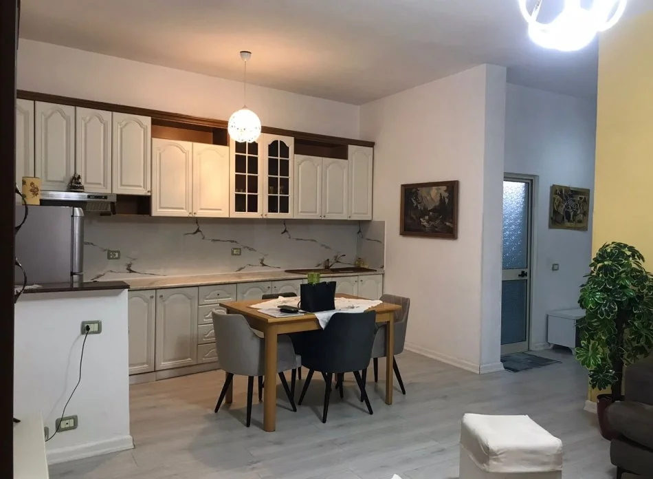 Tirane, jepet me qera apartament 1+1 Kati 2, 75 m² 650 € (Rruga Bardhok Biba)