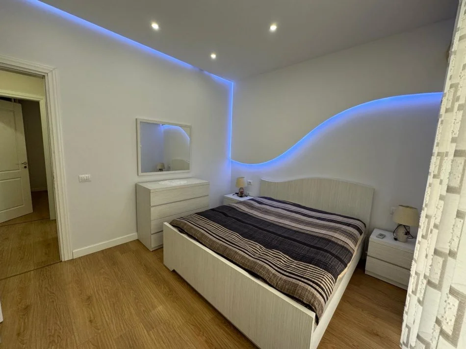 Tirane, jepet me qera apartament 1+1 Kati 1, 70 m² 650 € (Prane Hotel radison)