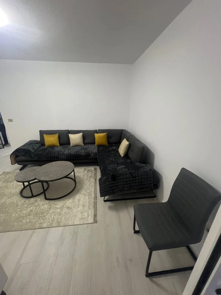 Tirane, jepet me qera apartament 1+1 Kati 3, 70 m² 650 € (Komuna Parisit)