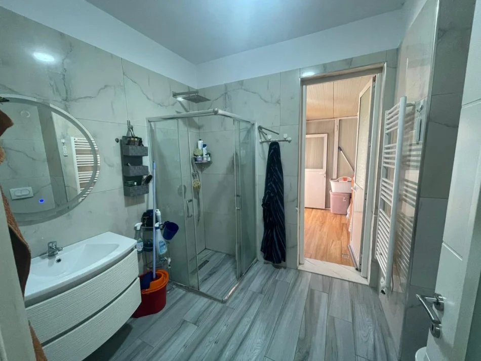 Tirane, shitet 2+1+Ballkon Kati 1, 100 m² 270.000 € 