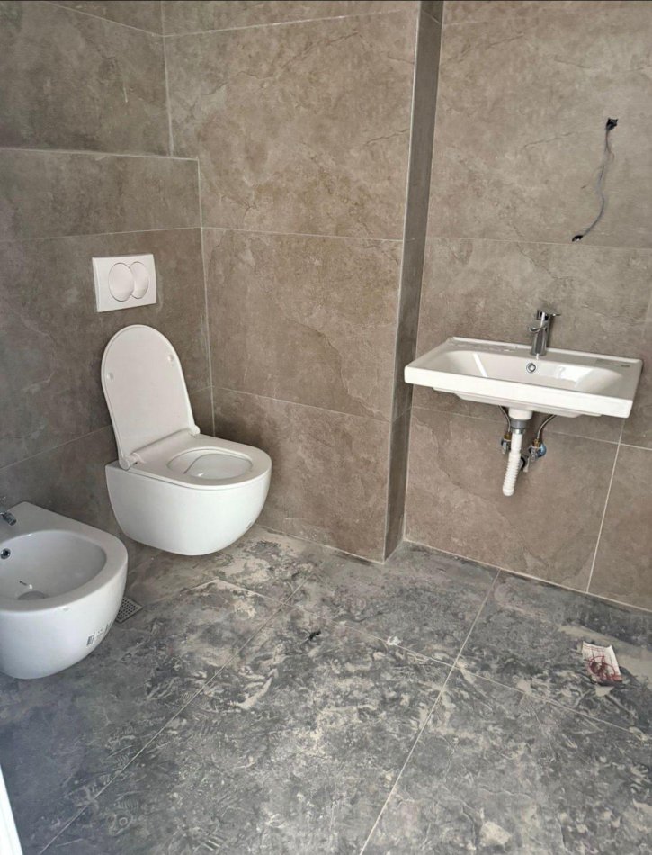 Tirane, jepet me qera apartament 2+1+Ballkon Kati 6, 80 m² 800 € (Ish Parku i Autobuzave)