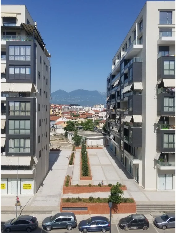 Tirane, jepet me qera apartament 2+1+Ballkon Kati 5, 96 m² 599 € (Ish parku i autobuzave pran kompleksit alba)