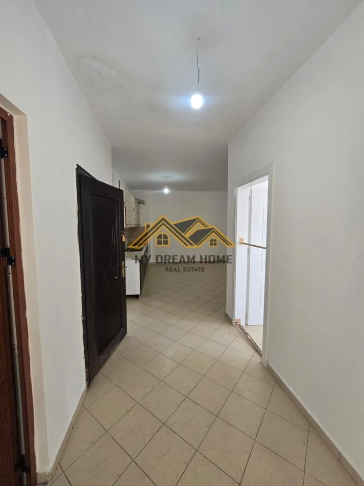 Durres, jepet me qera apartament 2+1+Ballkon Kati 8, 80 m² 300 € (TREGU INDUSTRIAL)