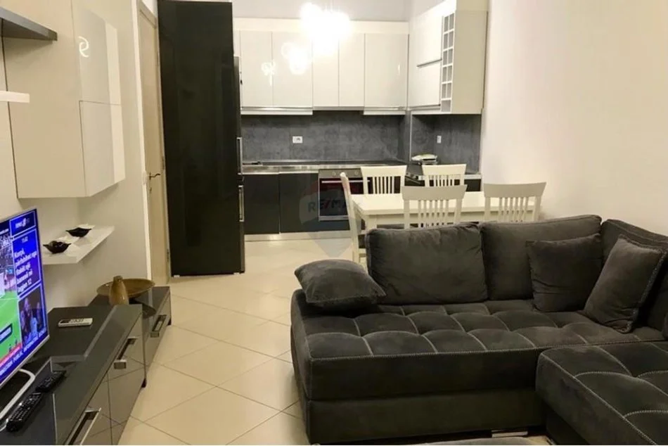 Tirane, jepet me qera apartament 1+1+Aneks+Ballkon Kati 3, 60 m² 600 € (Tirana Golden Park)