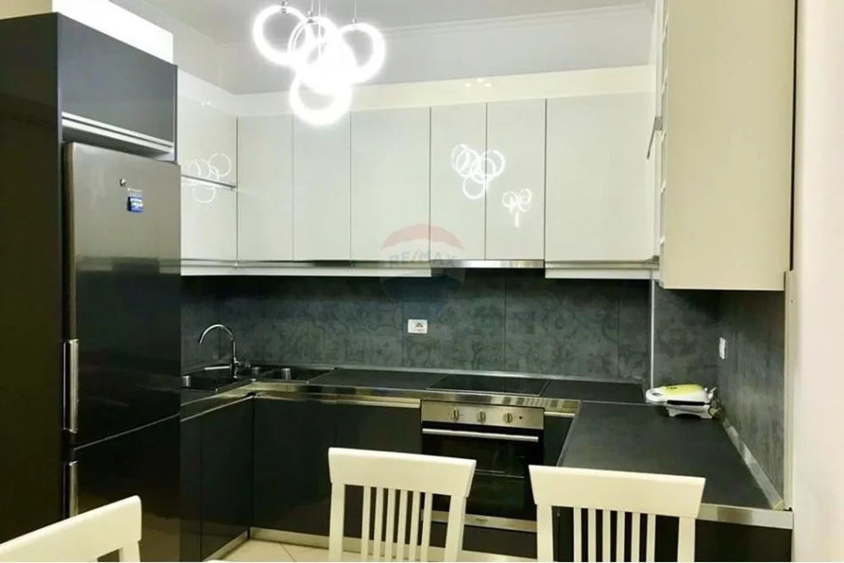 Tirane, jepet me qera apartament 1+1+Aneks+Ballkon Kati 3, 60 m² 600 € (Tirana Golden Park)