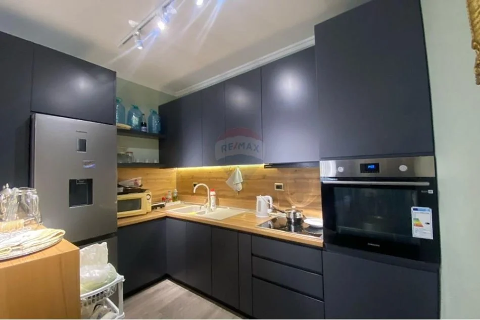 Tirane, shitet apartament 2+1+Aneks+Ballkon Kati 11, 93 m² 195.000 € (Rruga e Kavajes)