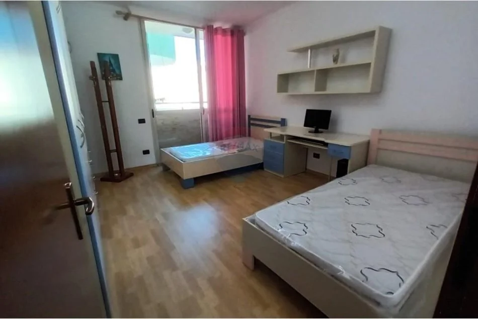 Tirane, jepet me qera apartament 2+1+Aneks+Ballkon Kati 3, 110 m² 900 € (Komuna e Parisit)