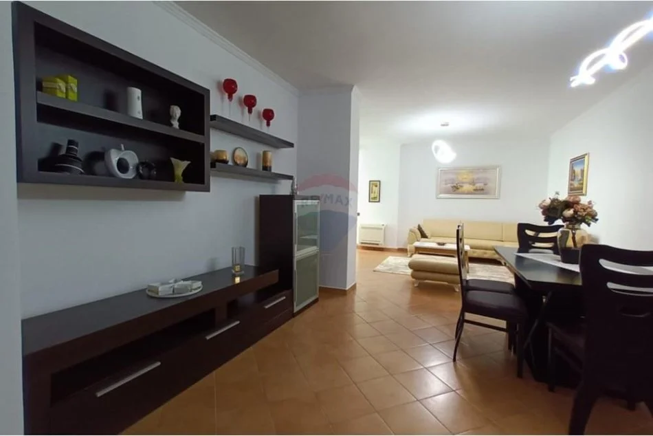 Tirane, jepet me qera apartament 2+1+Aneks+Ballkon Kati 3, 110 m² 900 € (Komuna e Parisit)