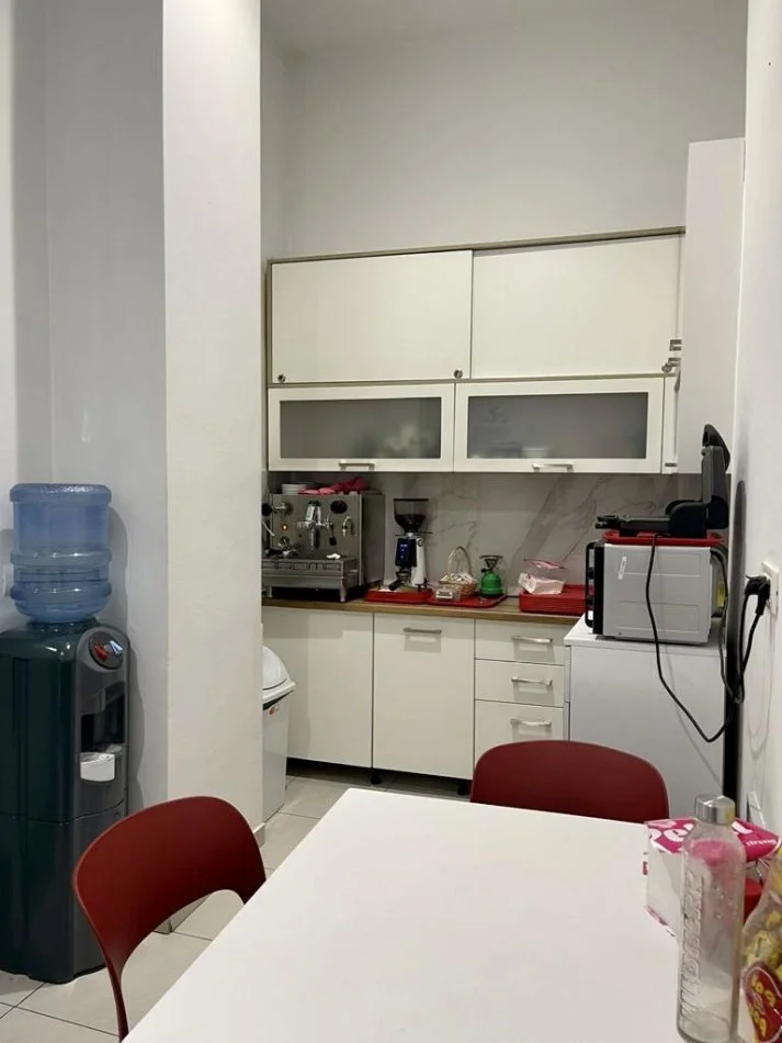 Tirane, jepet me qera dyqan Kati 0, 222 m² 4.000 € (Ish Blloku, Prane SPAR)