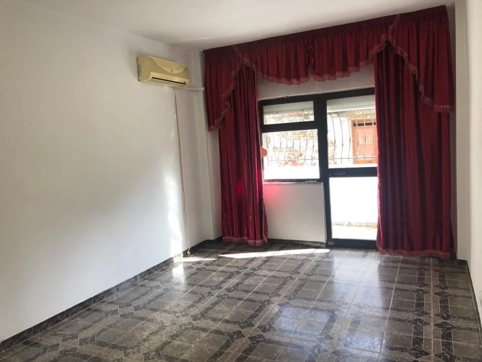Tirane, jepet me qera apartament 2+1+Ballkon Kati 1, 700 € (Spitali Gjerman)