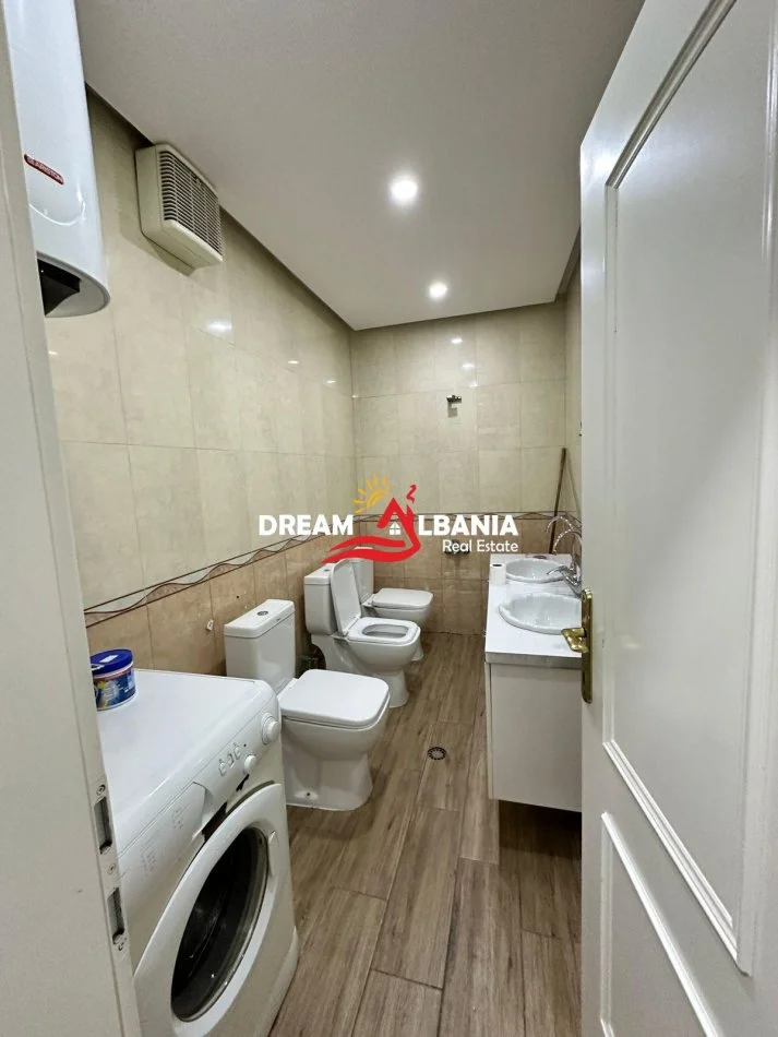 Tirane, jepet me qera zyre Kati 2, 170 m² 2500 € (ne Bllok)