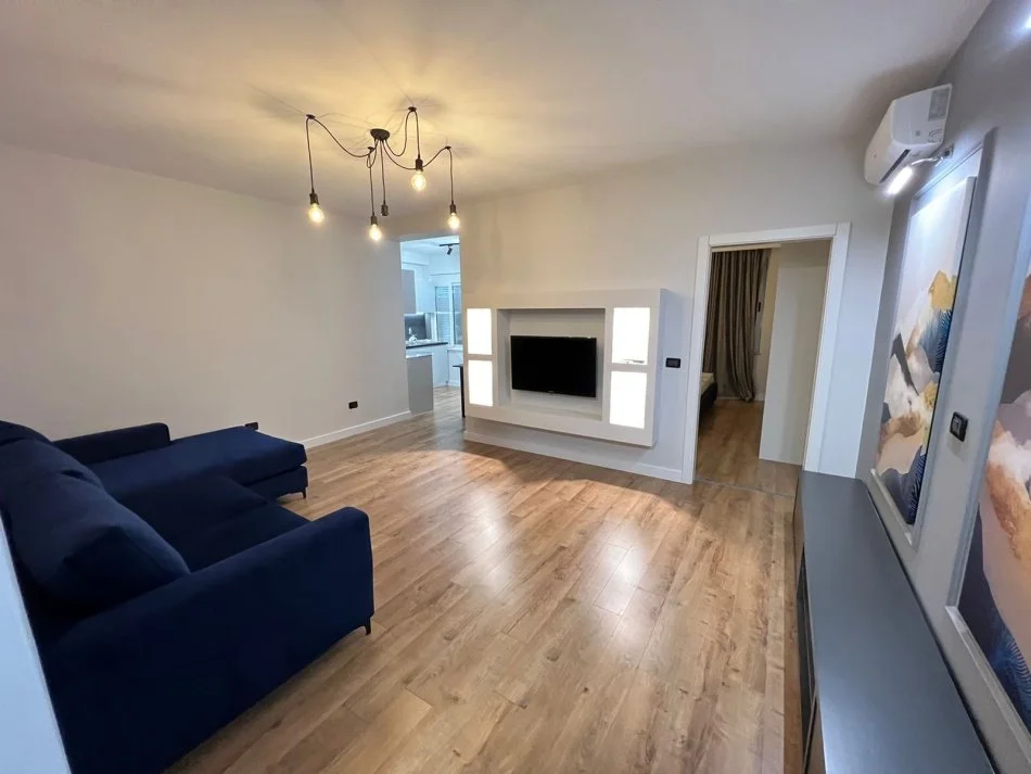 Tirane, jepet me qera apartament 1+1 Kati 11, 78 m² 700 € (Rruga komuna e parisit)